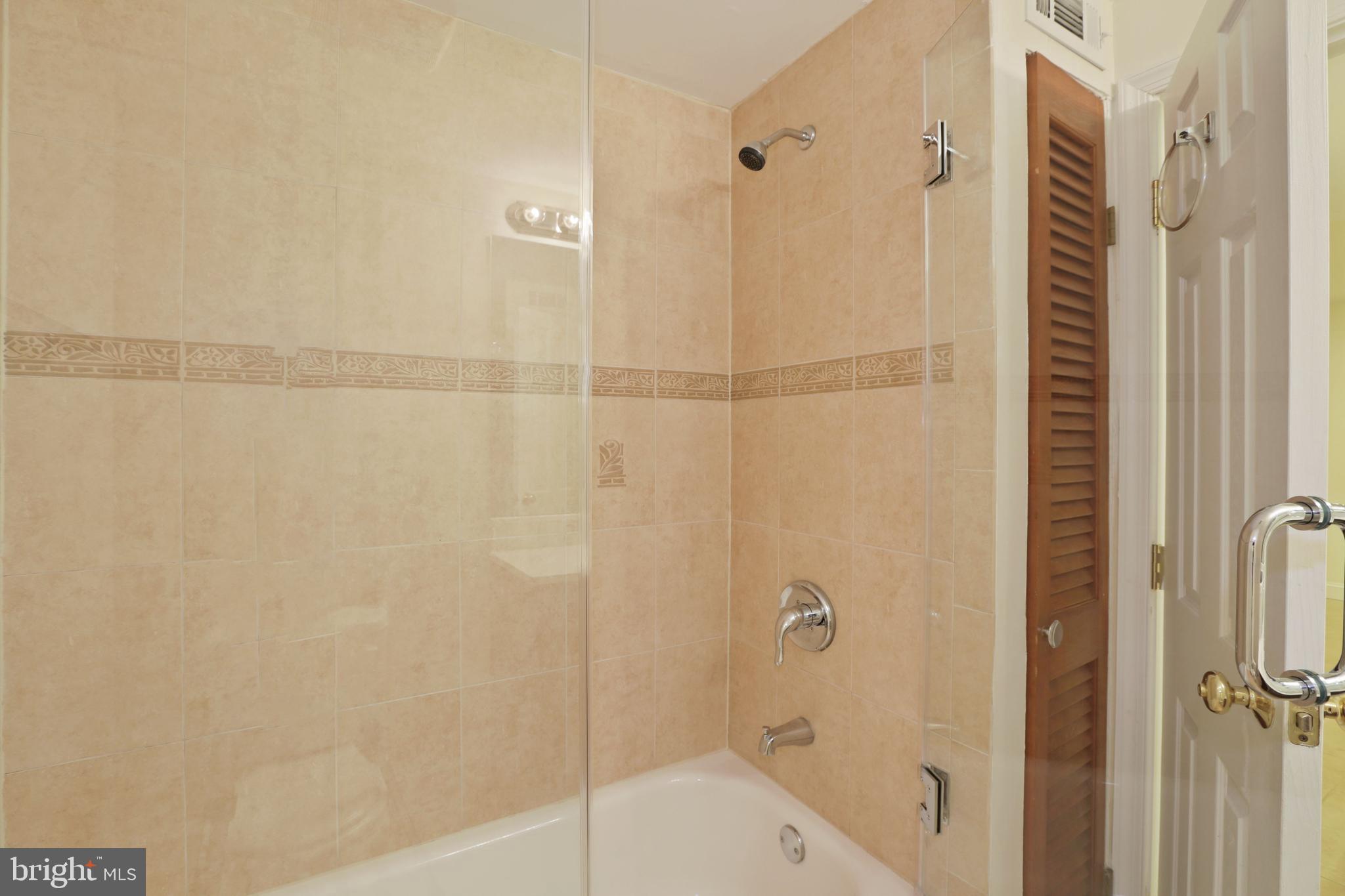 LUXMANOR - Residential Lease