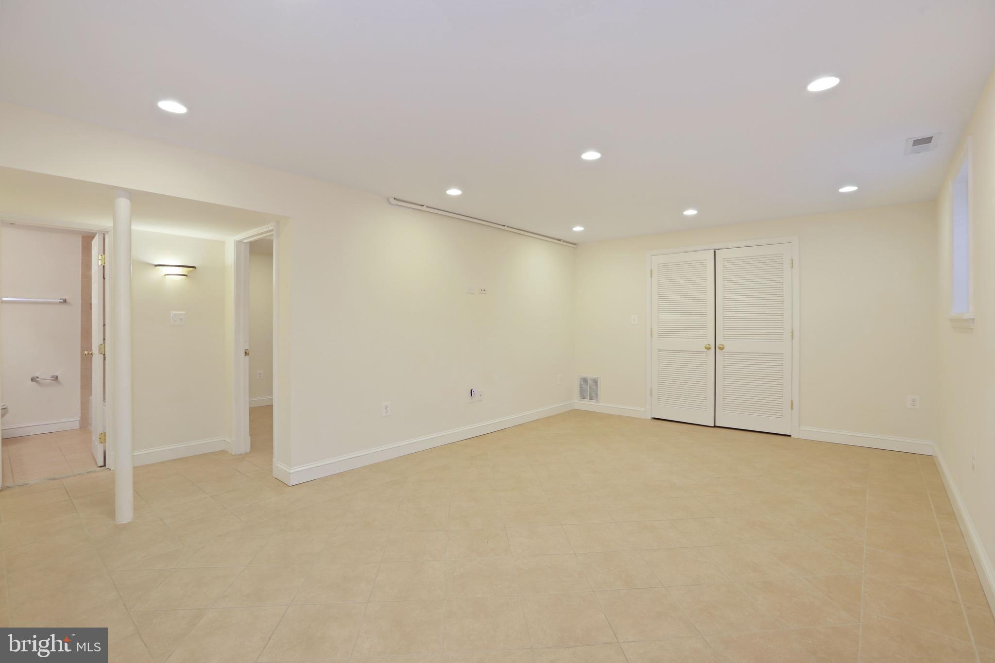 LUXMANOR - Residential Lease