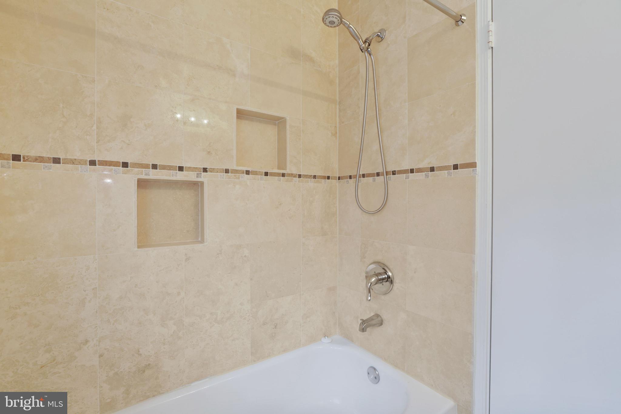 LUXMANOR - Residential Lease