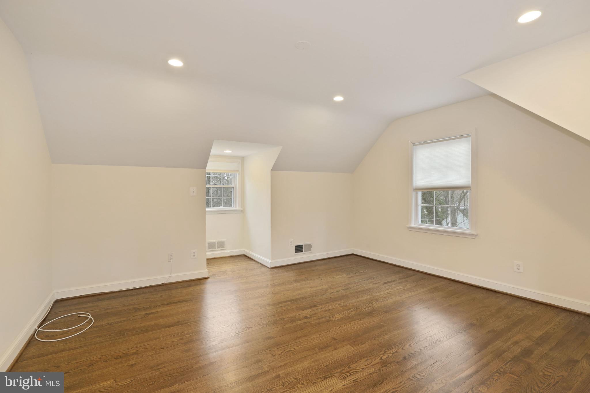 LUXMANOR - Residential Lease