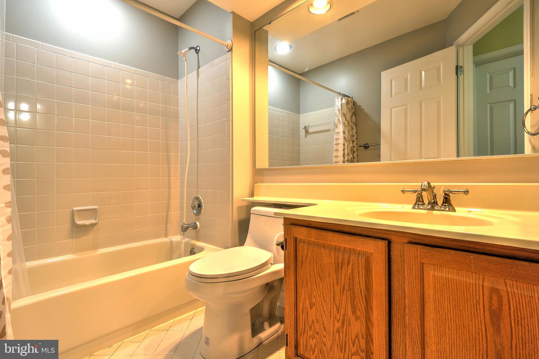 CROFTON COMMONS - Residential Lease