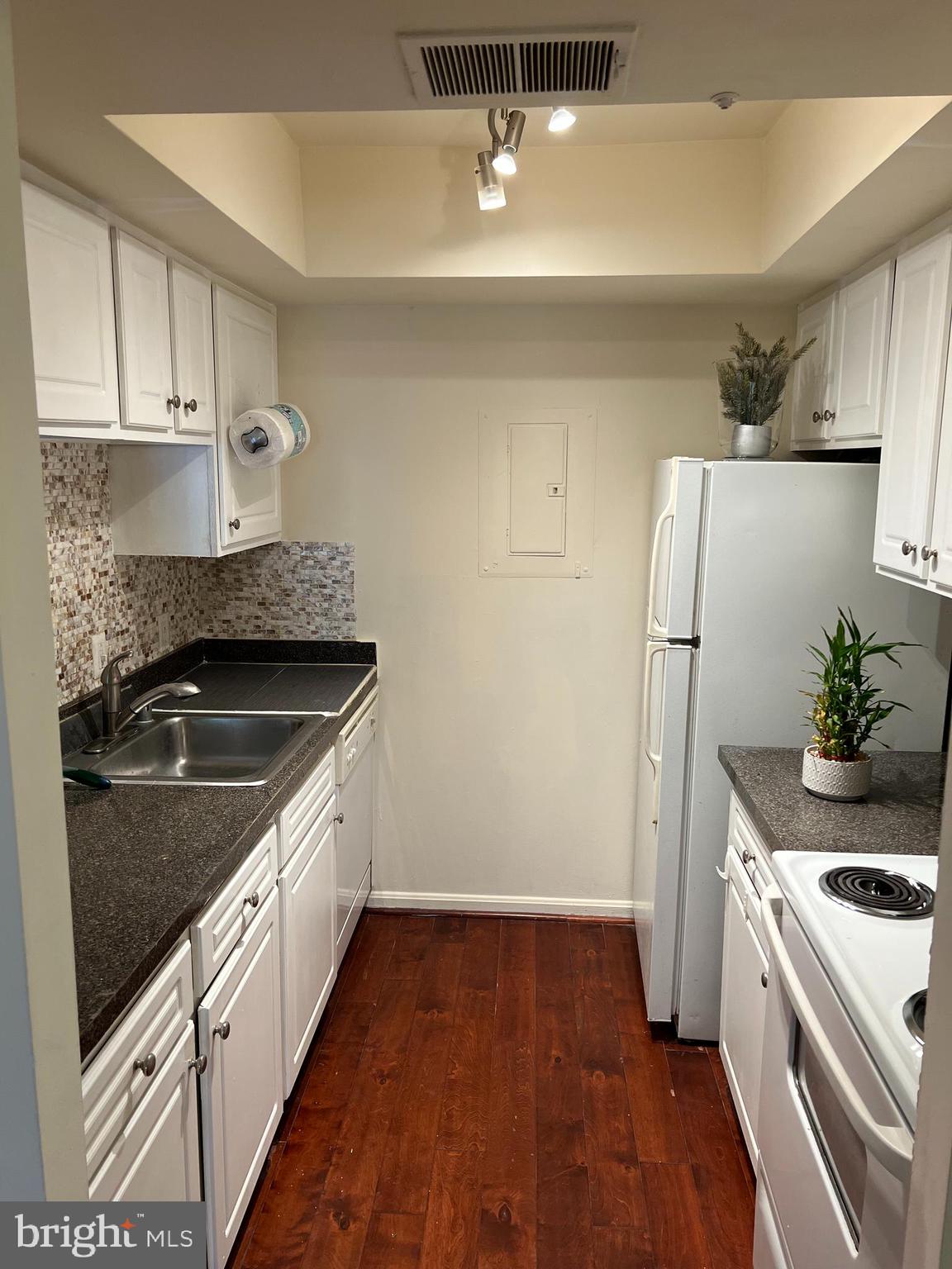 FLOWER HILL - Residential Lease