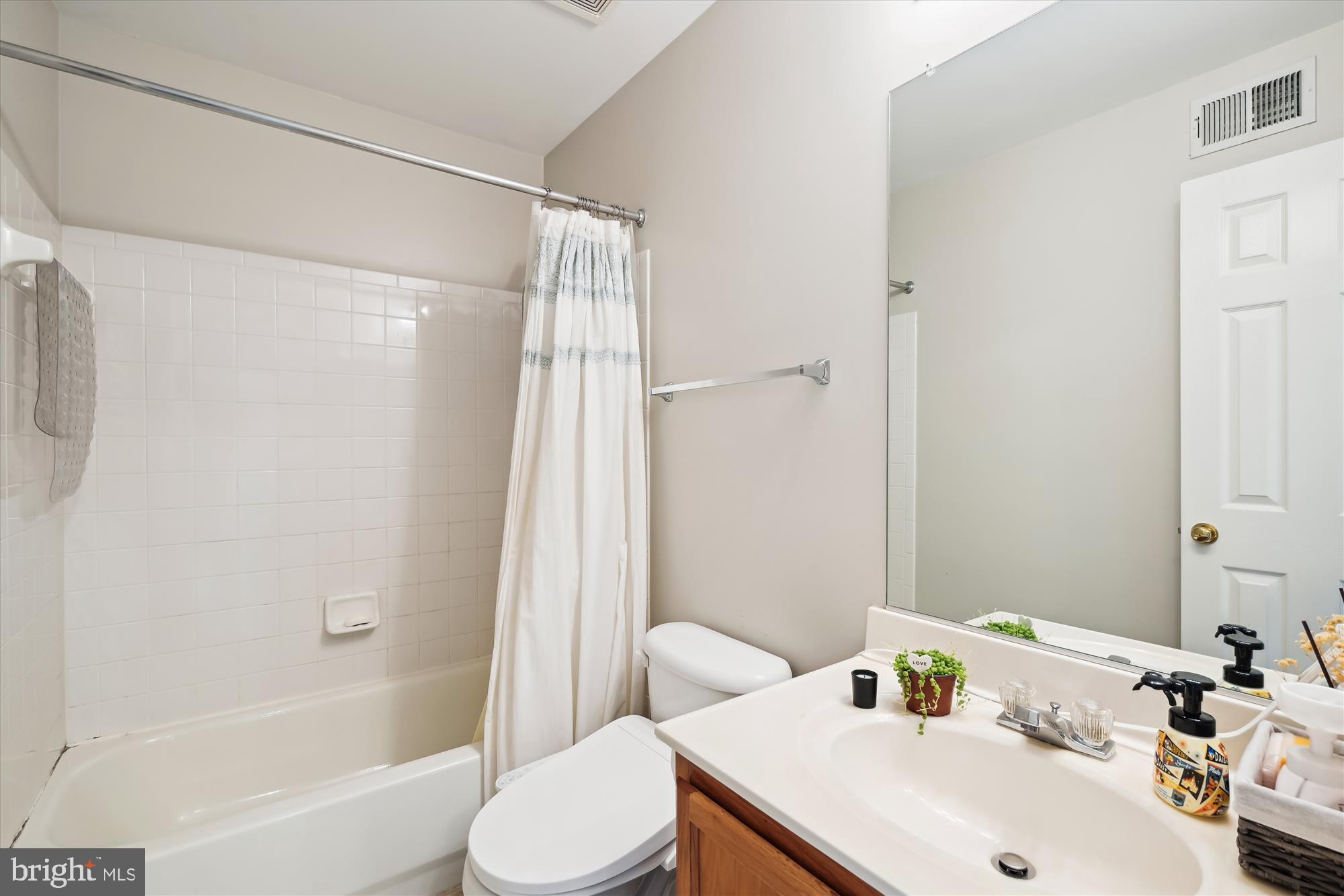 RIDGE COMMONS - Residential Lease