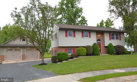 Photo of 45 Walnut Run, Elizabethtown, PA 17022 (MLS # PALA2053424)
