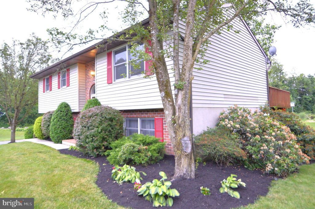 Photo of 45 Walnut Run, Elizabethtown, PA 17022 (MLS # PALA2053424)