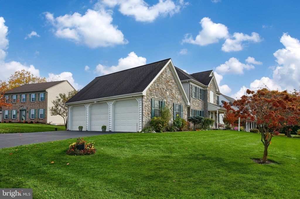 Photo of 600 SPRING HOLLOW DR, NEW HOLLAND, PA 17557 (MLS # PALA2026906)