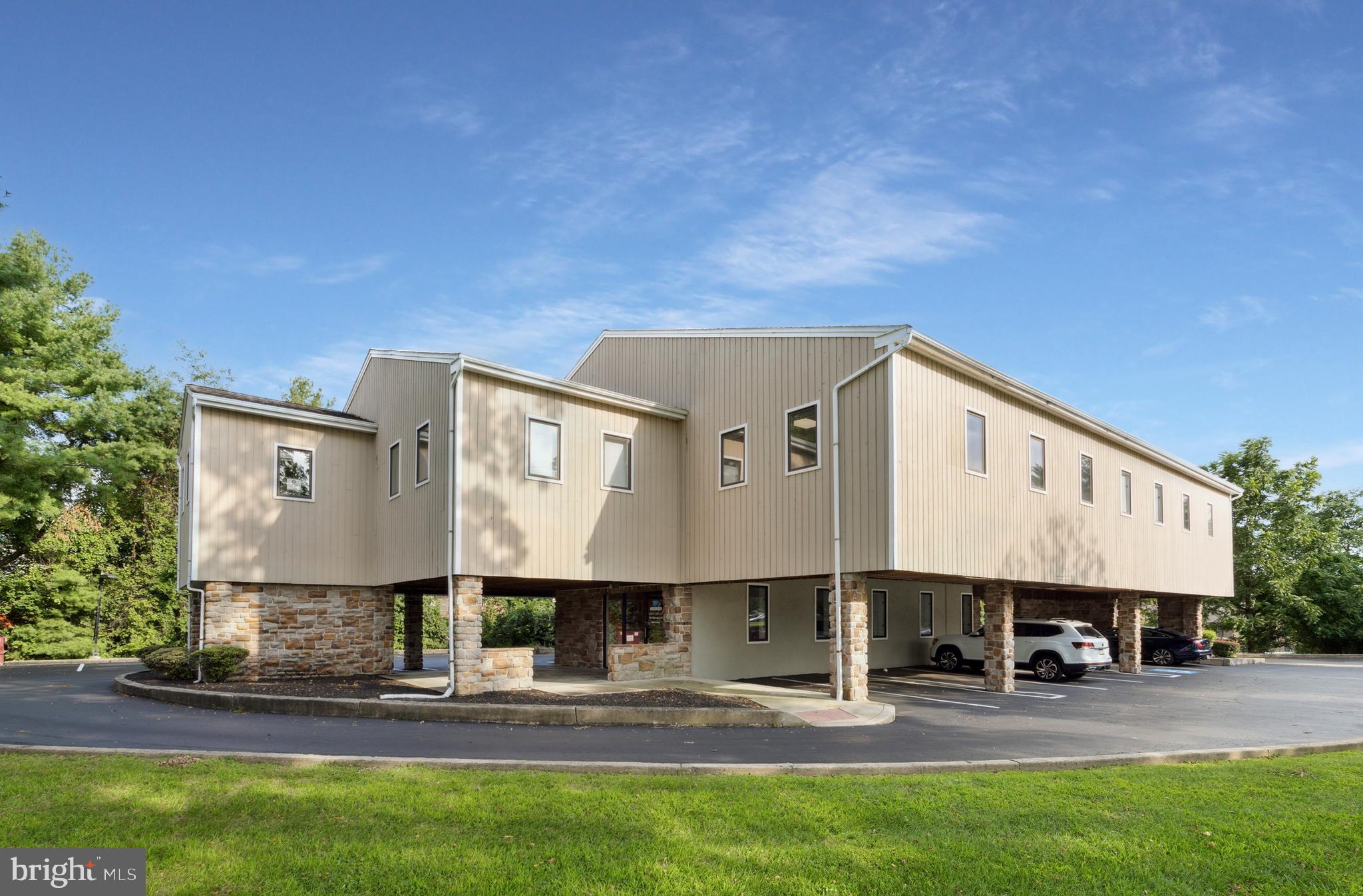 +/- 1,100 SF Turnkey 2nd Floor Office Suite
• Currently Configured with (2) Private
Offices, Large Conference Room,
Waiting/Reception Area, Powder Room,
Small Break Area & Ample Storage
• Updated Finishes and Hardwood Floors
Throughout
• Abundant Natural Light
• Excellent Signage Opportunity on
PA Rt. 113
• Ample On-Site Shared Common Parking
Including Covered Parking Spaces
• Easy Access to Major Thoroughfares
PA Rt. 100, Rt. 113, PA-Turnpike, Rt. 202,
and Rt. 30