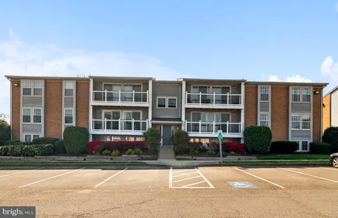 17060 Capri Lane Unit 201, Dumfries, VA MLS: VAPW2085364