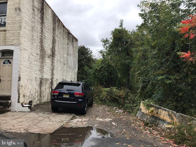 Great opportunity for developers or Investors. Irregular lot 29x46 Located rigt on the border of Fairmount and Brewerytown. Close to Art Museum, Fairmount Park, Boathouse Row, Schuylkill River trail and Kelly Drive. lot is 692 sq.ft. per public records. Seller has an architectural drawing and GEOTECH Report for proposed residential building.