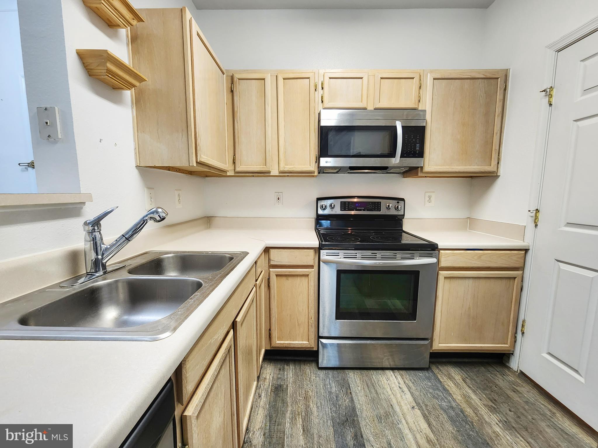 GATES OF MCLEAN - Residential