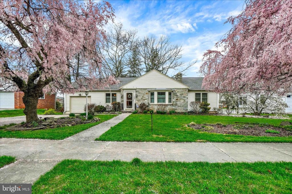 Photo of 765 Country Club Road, YORK, PA 17403 (MLS # PAYK2100564)