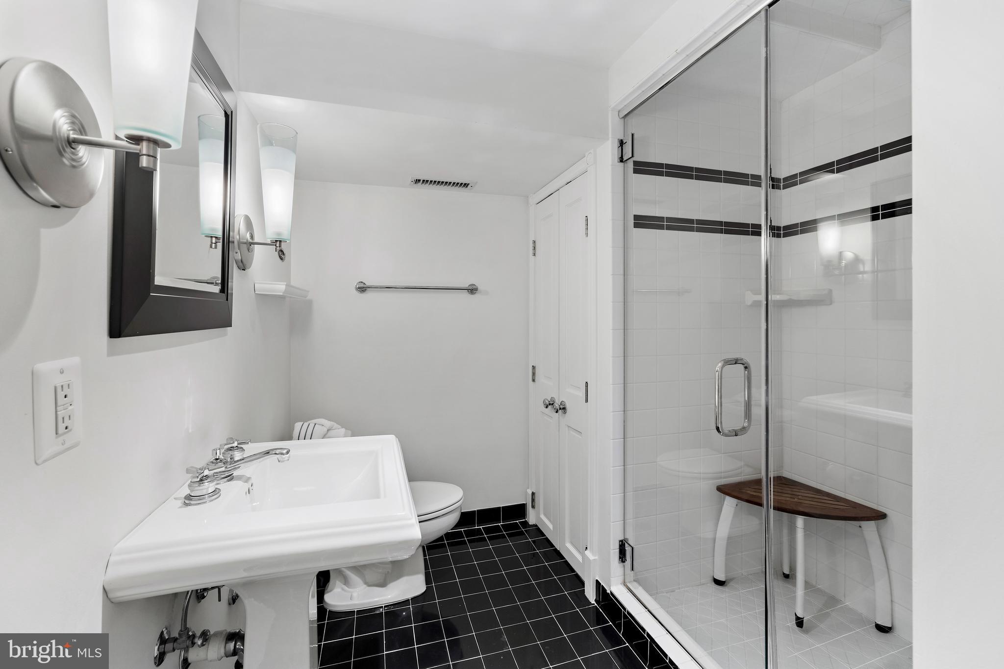 FAIRFAX ROW - Residential