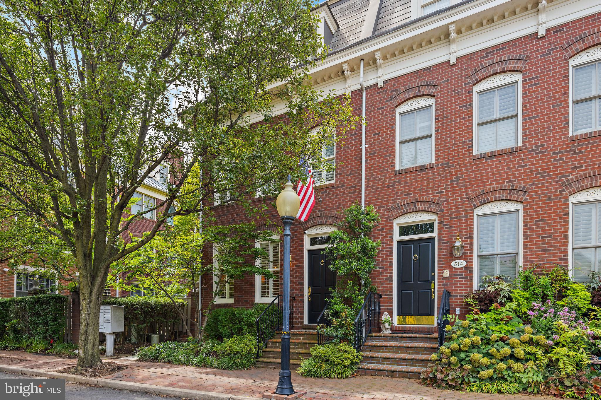 FAIRFAX ROW - Residential