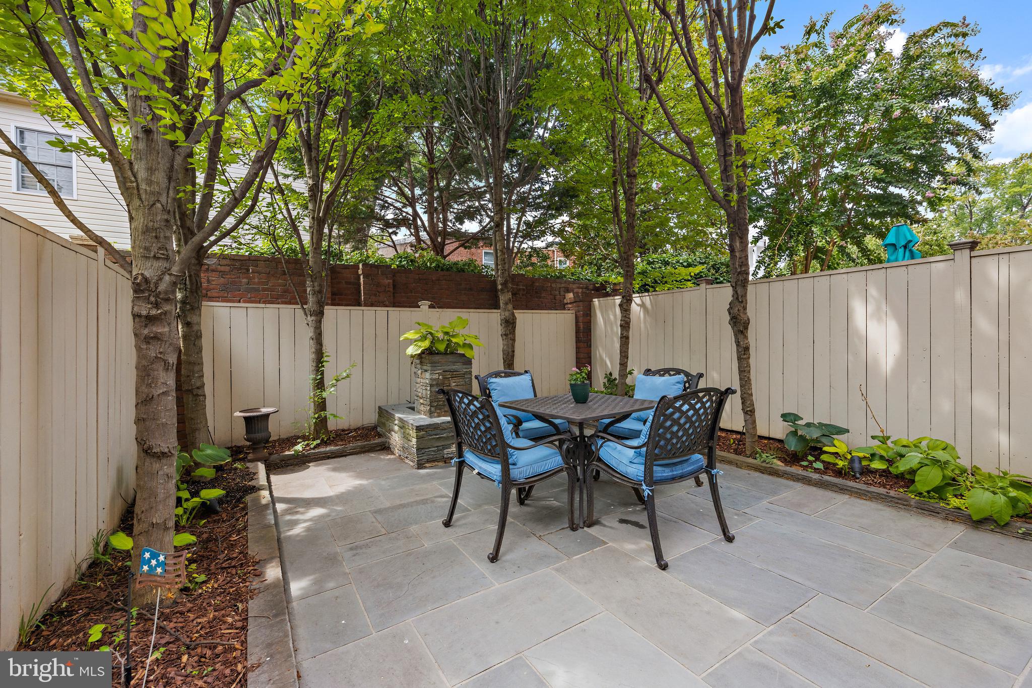 FAIRFAX ROW - Residential