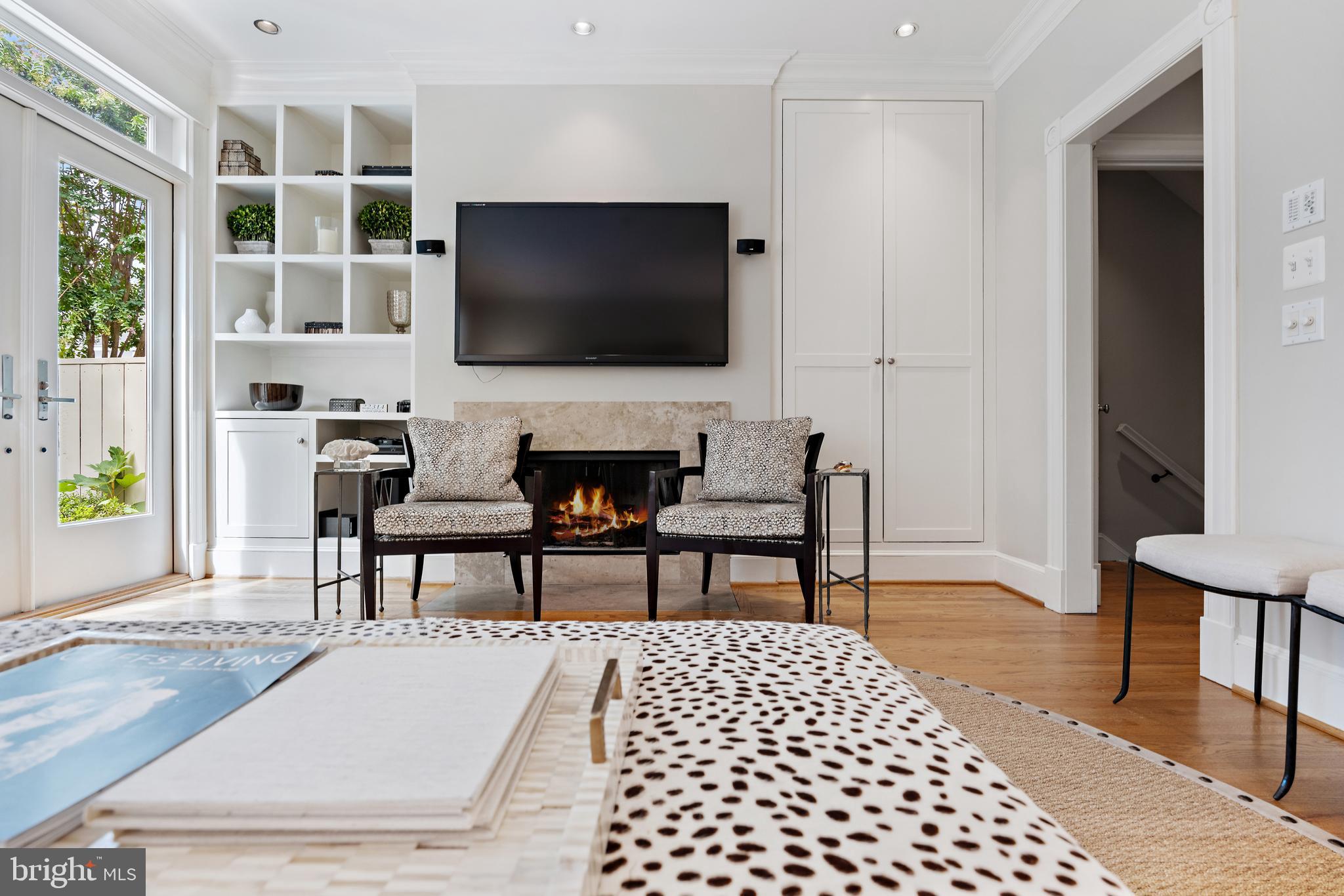 FAIRFAX ROW - Residential