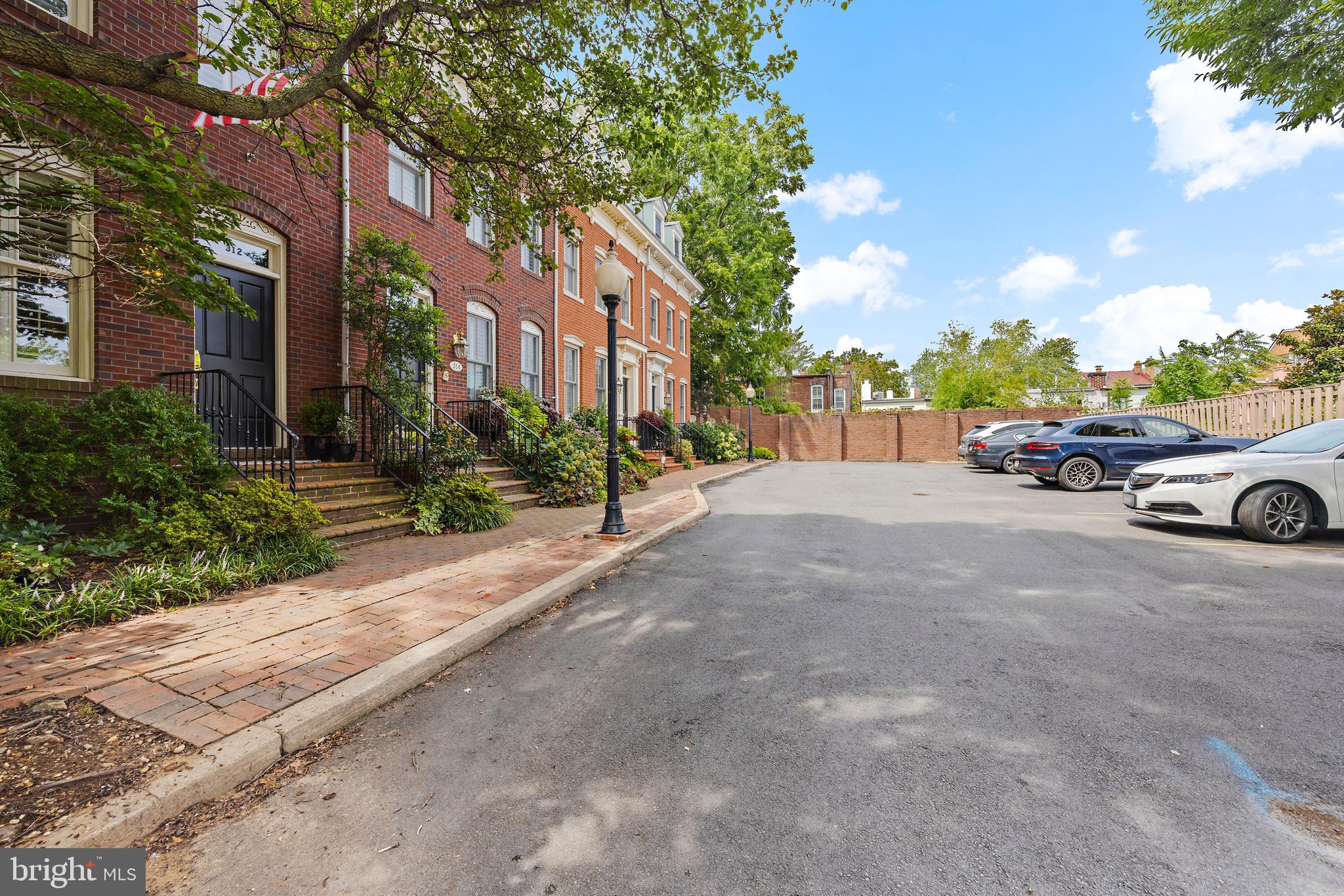 FAIRFAX ROW - Residential