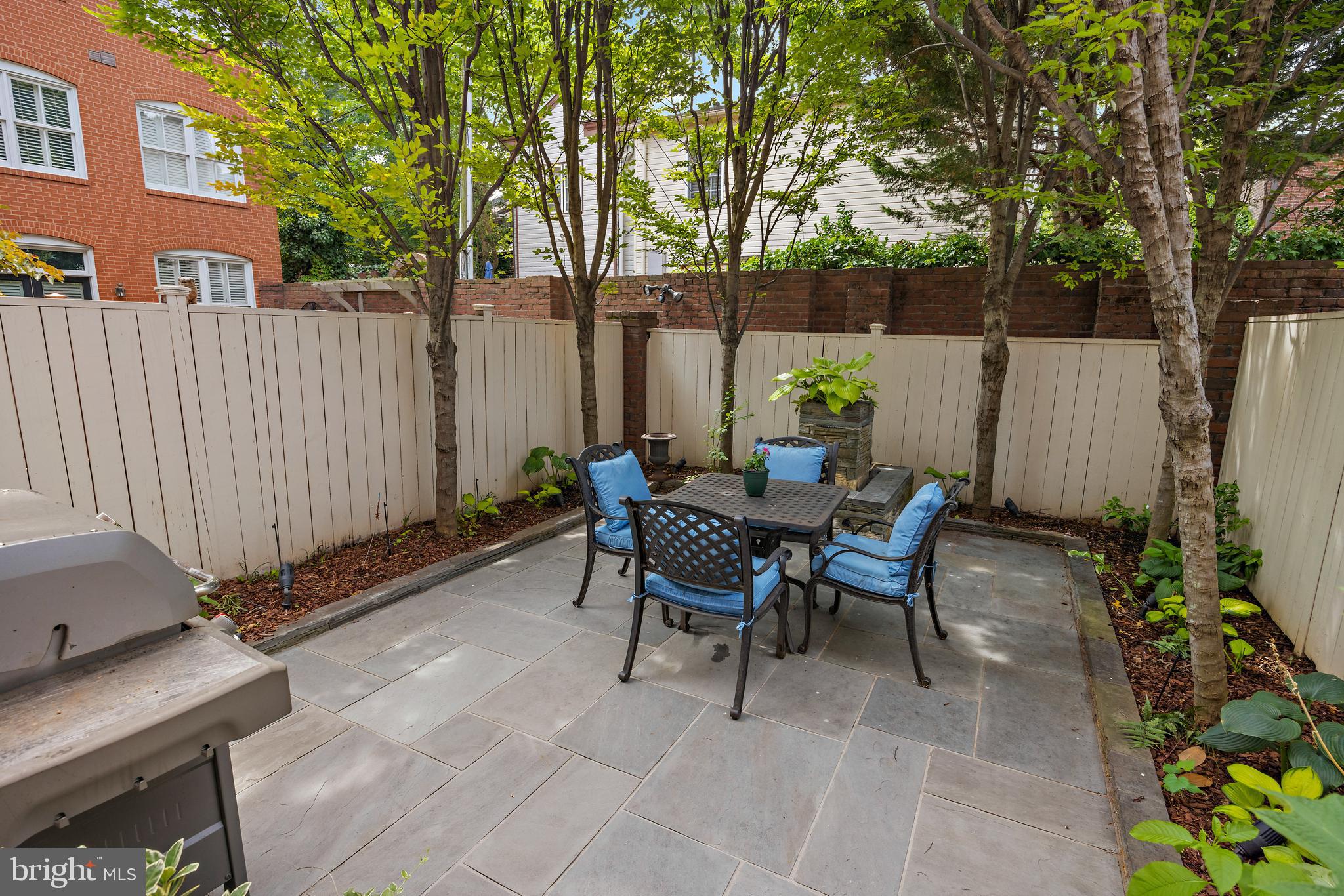 FAIRFAX ROW - Residential