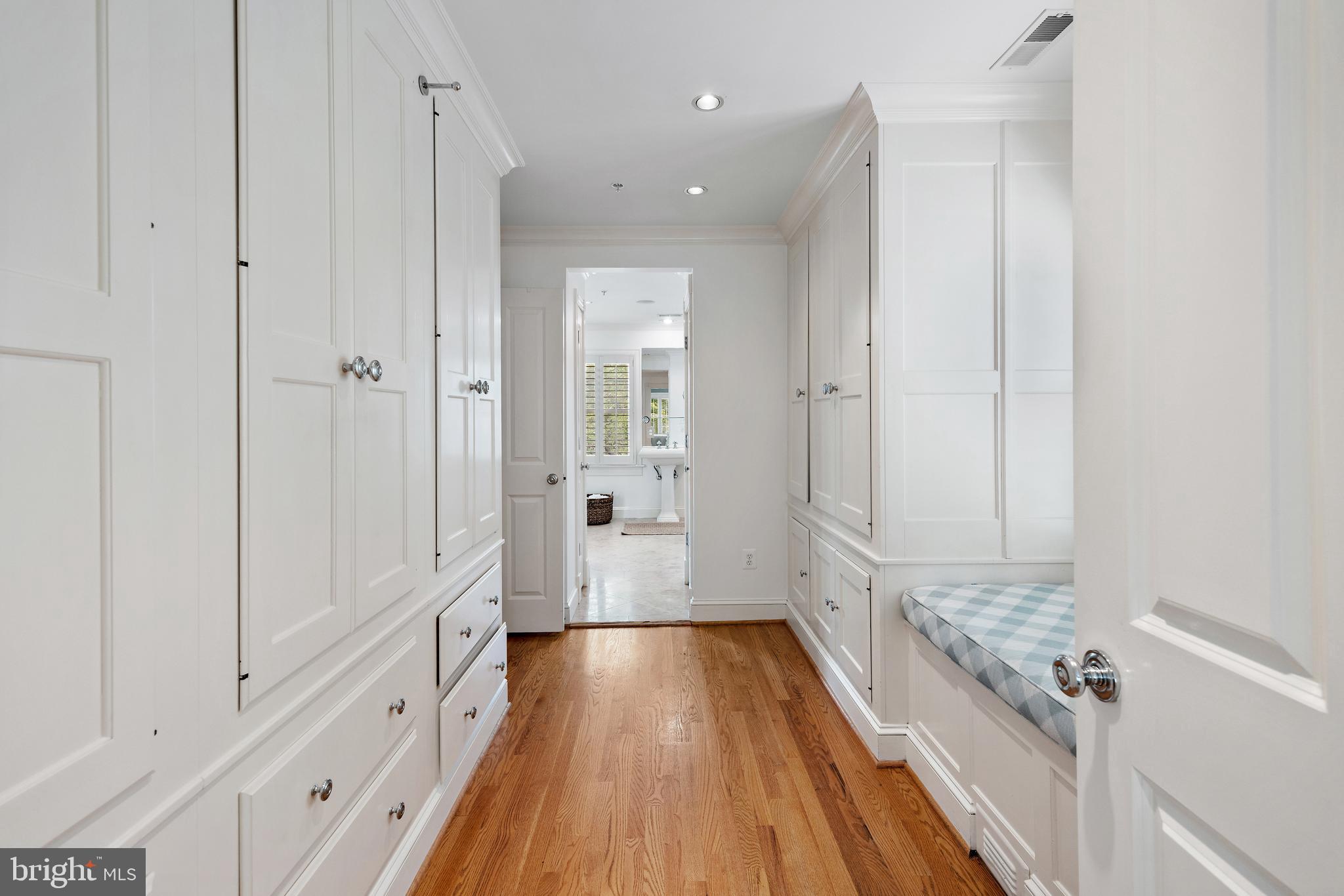 FAIRFAX ROW - Residential