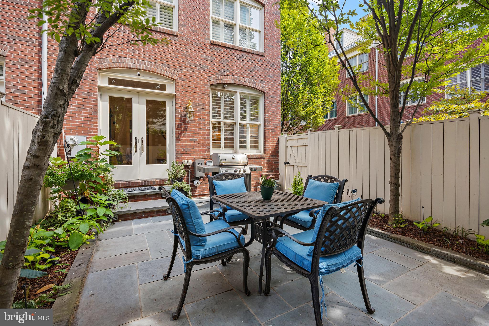 FAIRFAX ROW - Residential