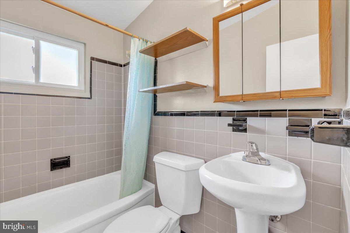 ADDISON HEIGHTS - Residential Lease