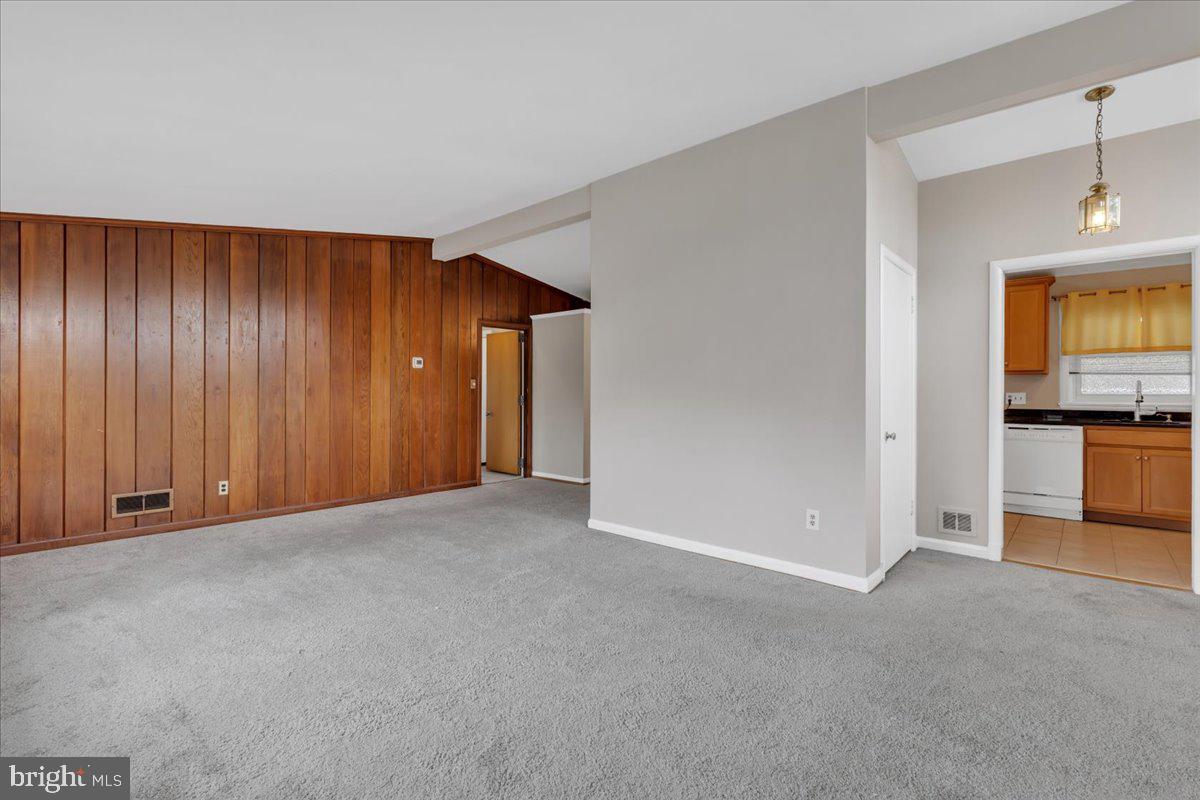 ADDISON HEIGHTS - Residential Lease