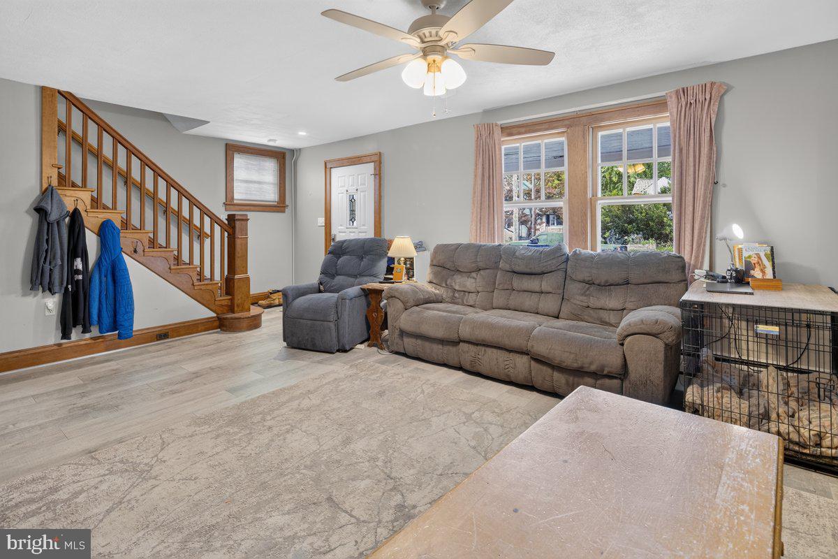 8 PENNROAD AVE