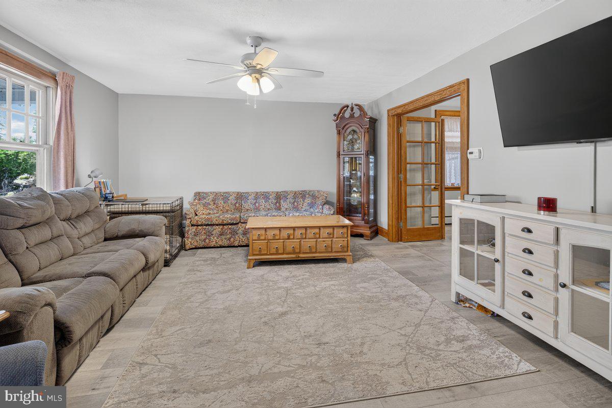 8 PENNROAD AVE
