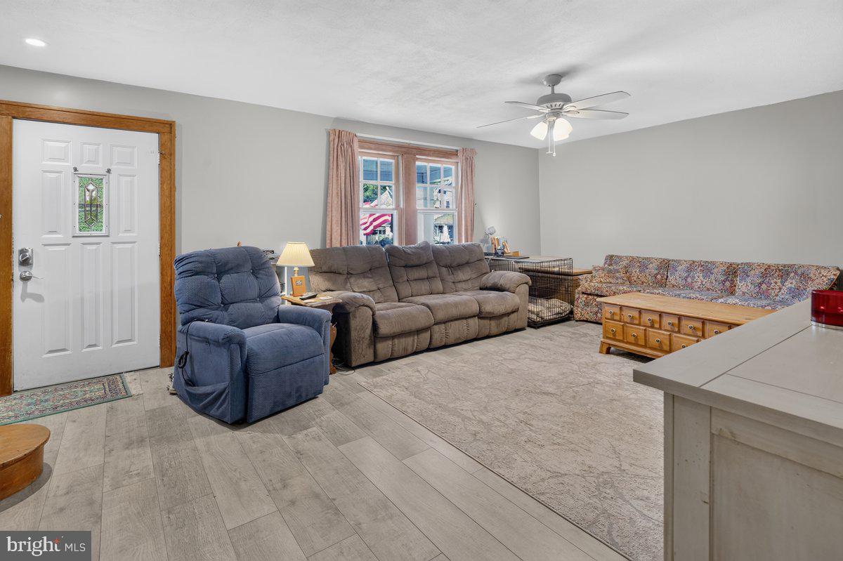 8 PENNROAD AVE