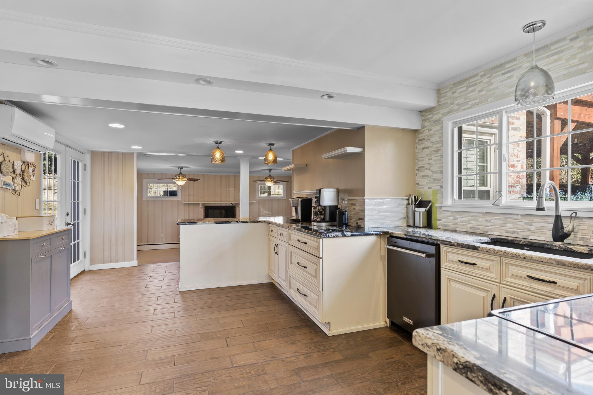 COUNTRY CLUB HILLS - Residential