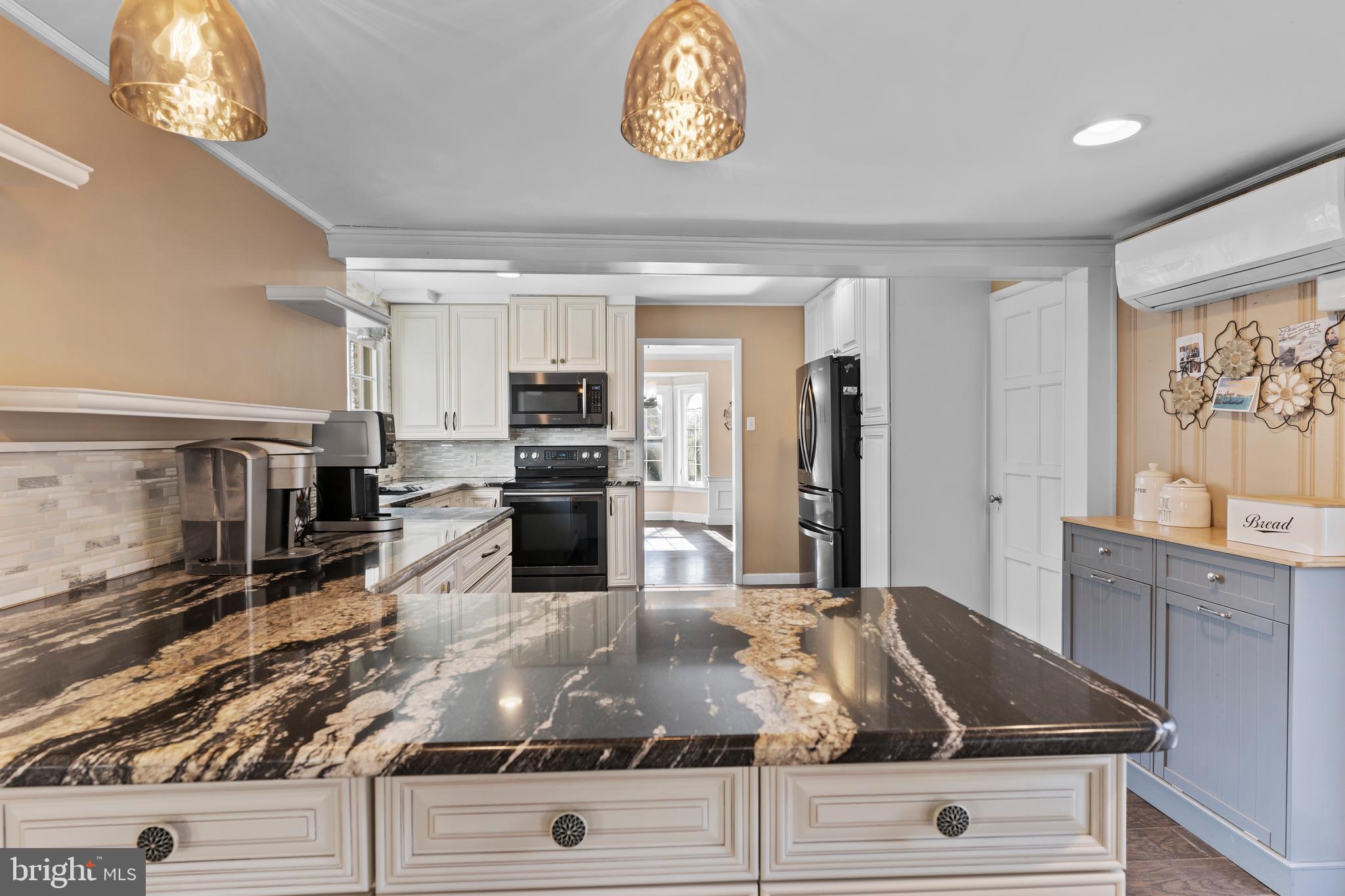 COUNTRY CLUB HILLS - Residential