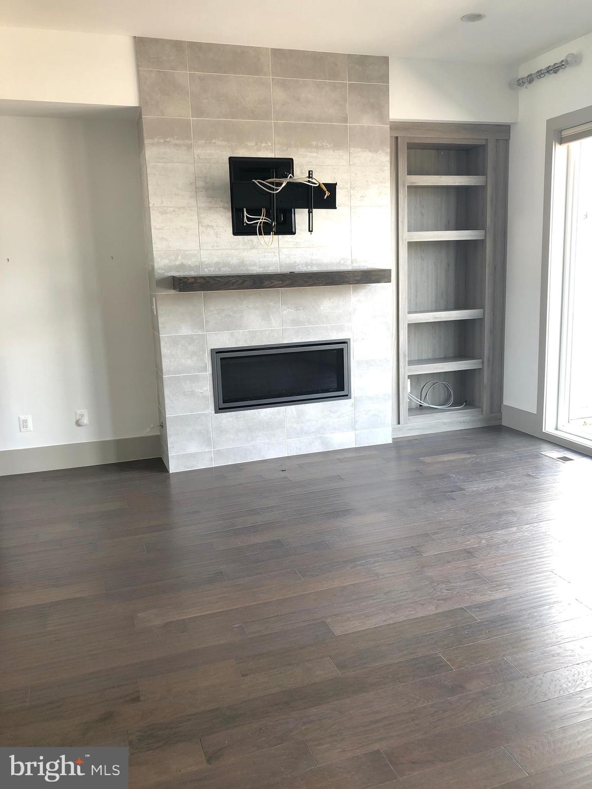 EISENHOWER SQUARE - Residential