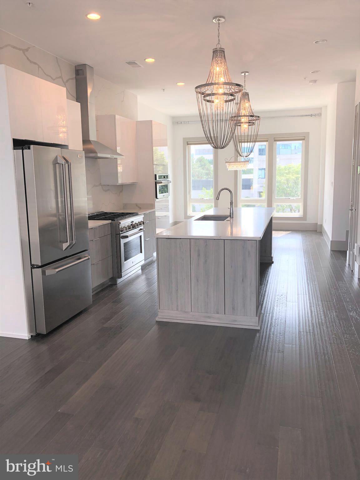 EISENHOWER SQUARE - Residential