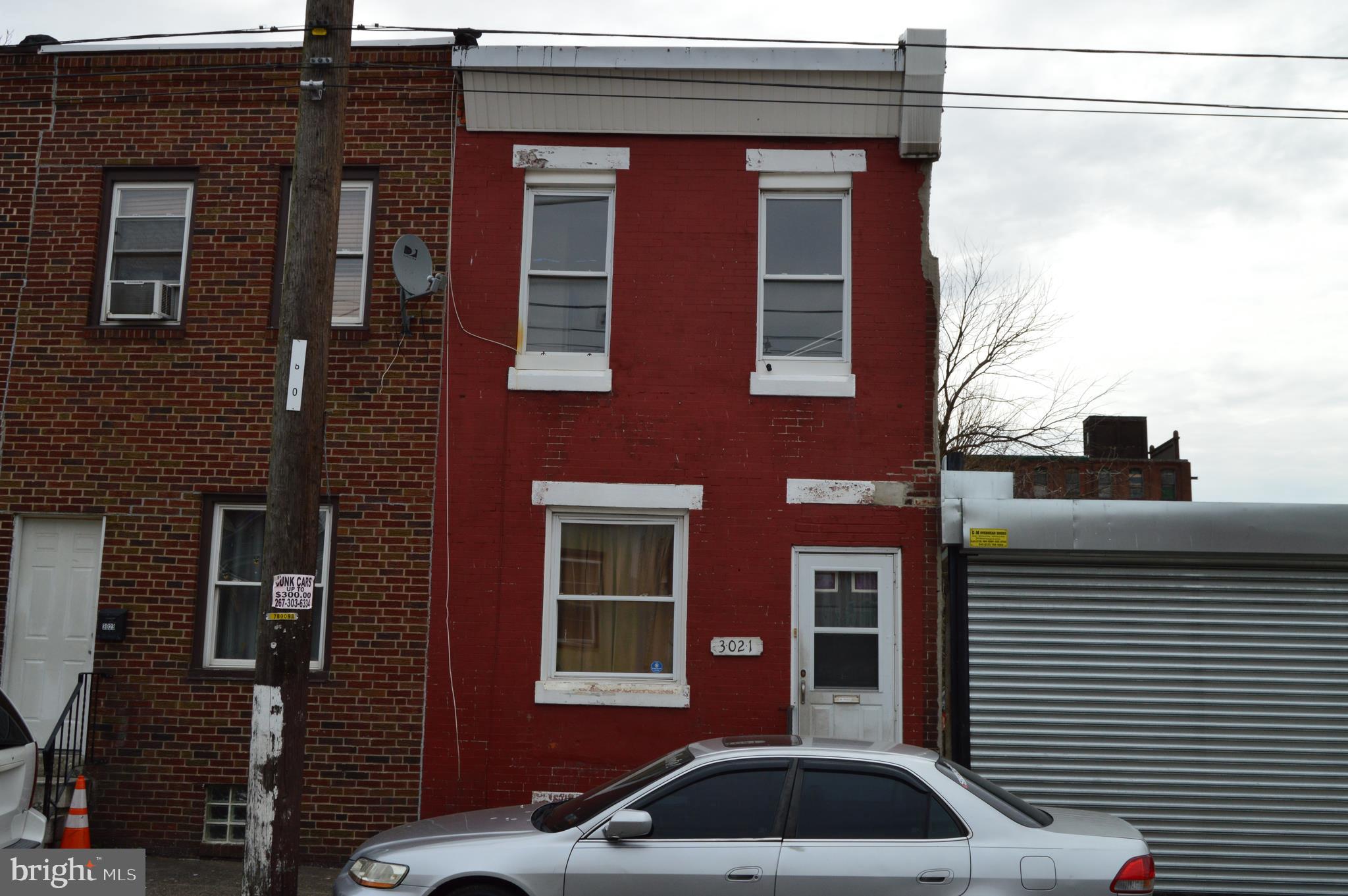 Great for investor or 1st time homeowner alike! Clean, freshly painted and updated 3 bedroom 1 bath row, fully electric is ready for a new owner or tenant. Schedule an appointment today!