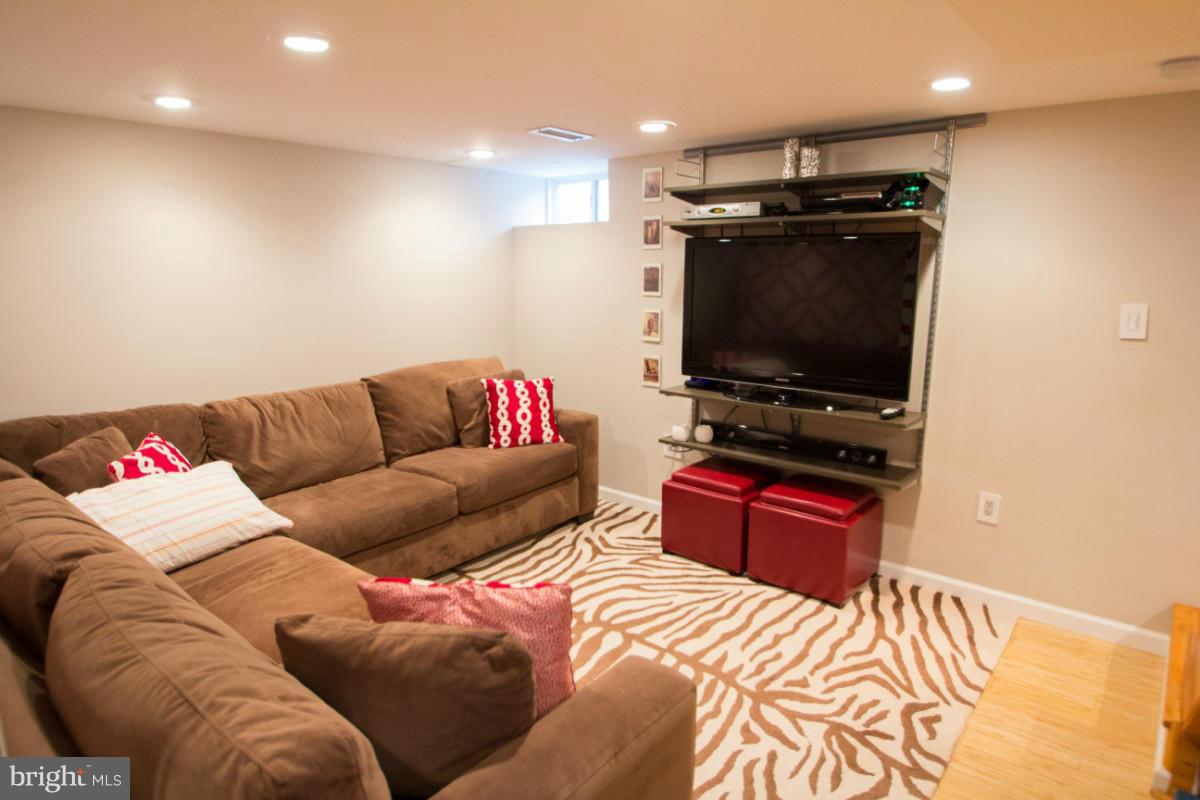 ADDISON HEIGHTS - Residential