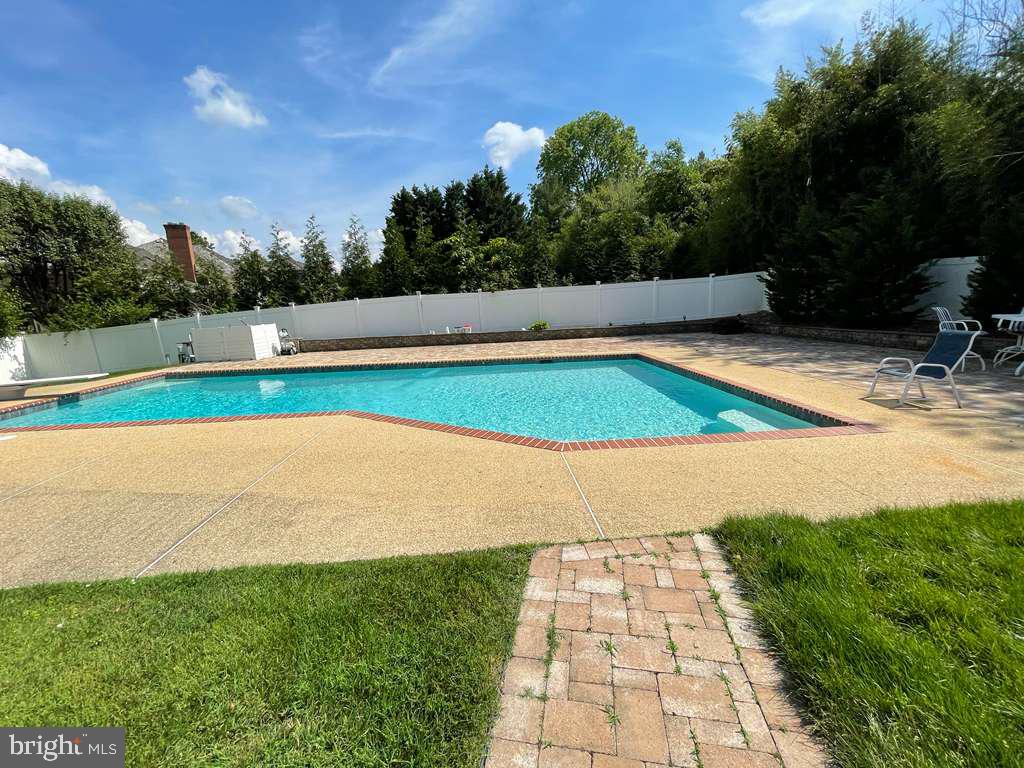 POTOMAC OUTSIDE - Residential