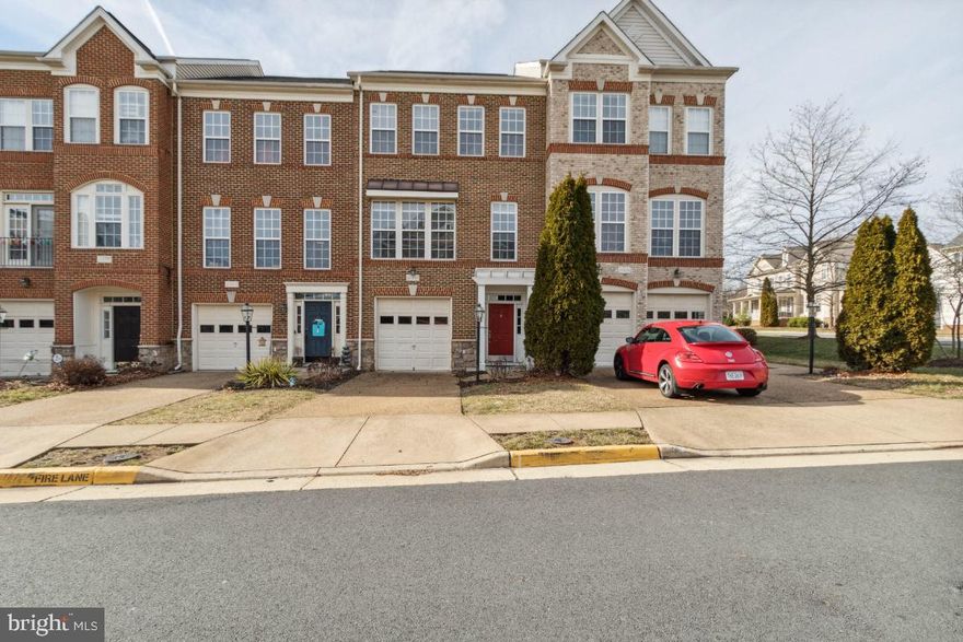 Wonderful brick front townhome with 1 car garage in sought after Broadlands South! This property features 3 bedrooms, 3 full baths and 1 half bath on 3 levels.  Plenty of natural light throughout. Upgraded kitchen countertops, back splash and lots of cabinets.  Primary bedroom features vaulted ceilings & walk in closet with a luxurious en-suite bathroom with soaking tub & separate shower. Lower level rec room has a fireplace and full bathroom. Fully fenced backyard with deck and patio. Great location close to shopping, swimming pool, tennis court, Mill Run and Eagle Ridge less than 1 mile!