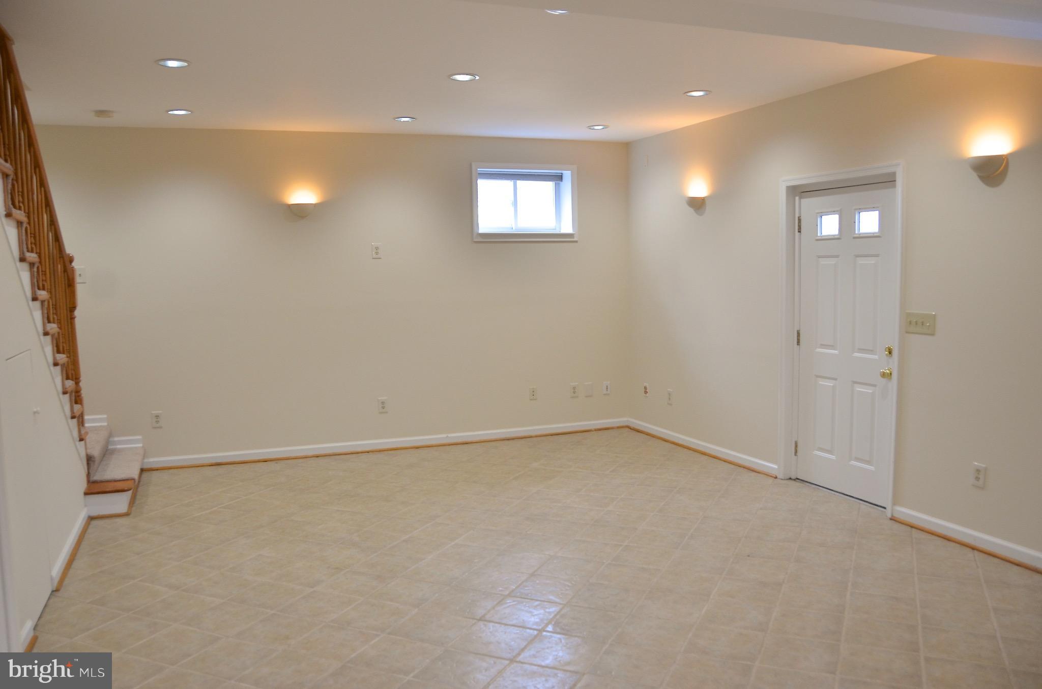 WOODLAND BEACH - Residential Lease