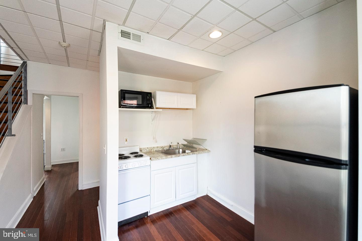 *NOW CONDUCTING VIRTUAL TOURS!!* A bright bi-level 1 bedroom, 1 bathroom on Fabric Row in Queen Village, steps away from Red Hook Coffee and Tea, New Wave Cafe, Hungry Pigeon, Weccacoe Playground and more! The unit features in unit washer/dryer, hardwood floors throughout, central air and heat, recessed lighting and lots of natural light! The kitchen includes a microwave, electric range and stainless steel refrigerator. The third floor features the bathroom with beautiful marble tile, and a spacious bedroom with exposed brick and a large closet. *Sorry, no pets
