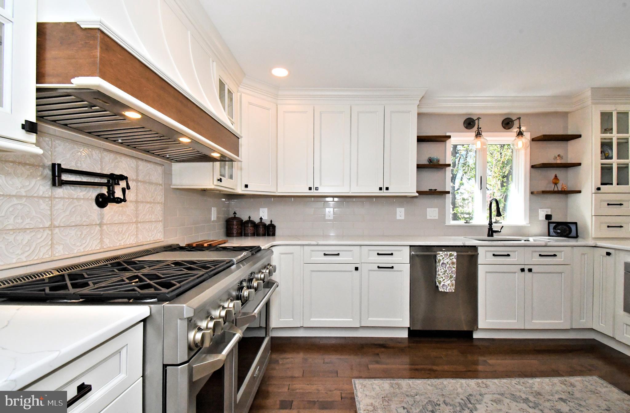 MAKEFIELD MANOR - Residential