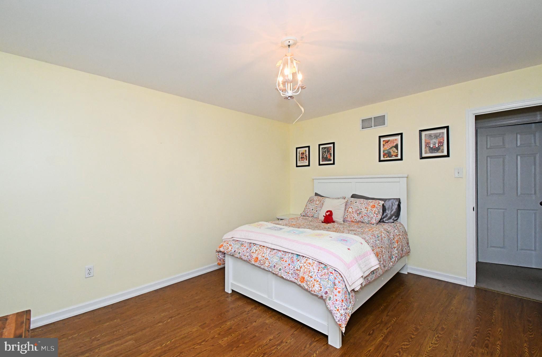 MAKEFIELD MANOR - Residential