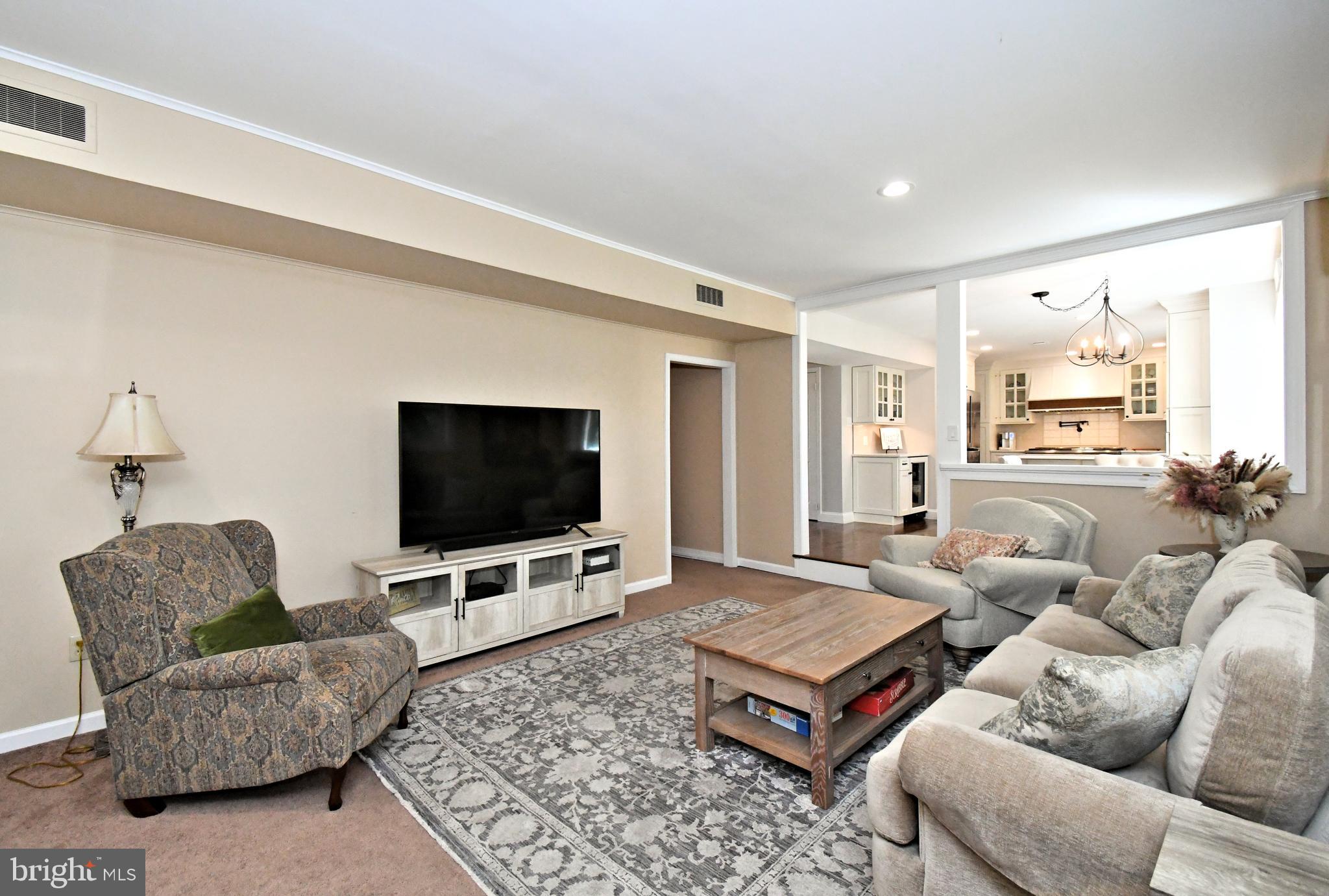 MAKEFIELD MANOR - Residential