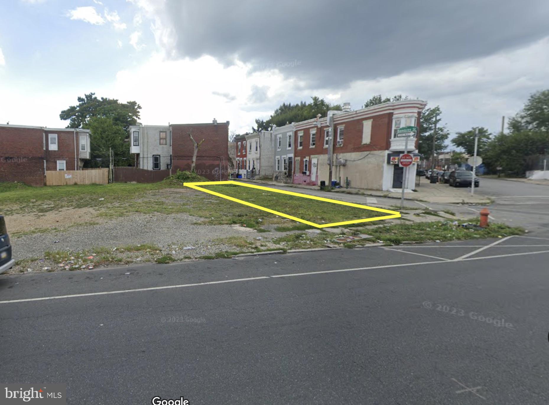 Main image without alt text