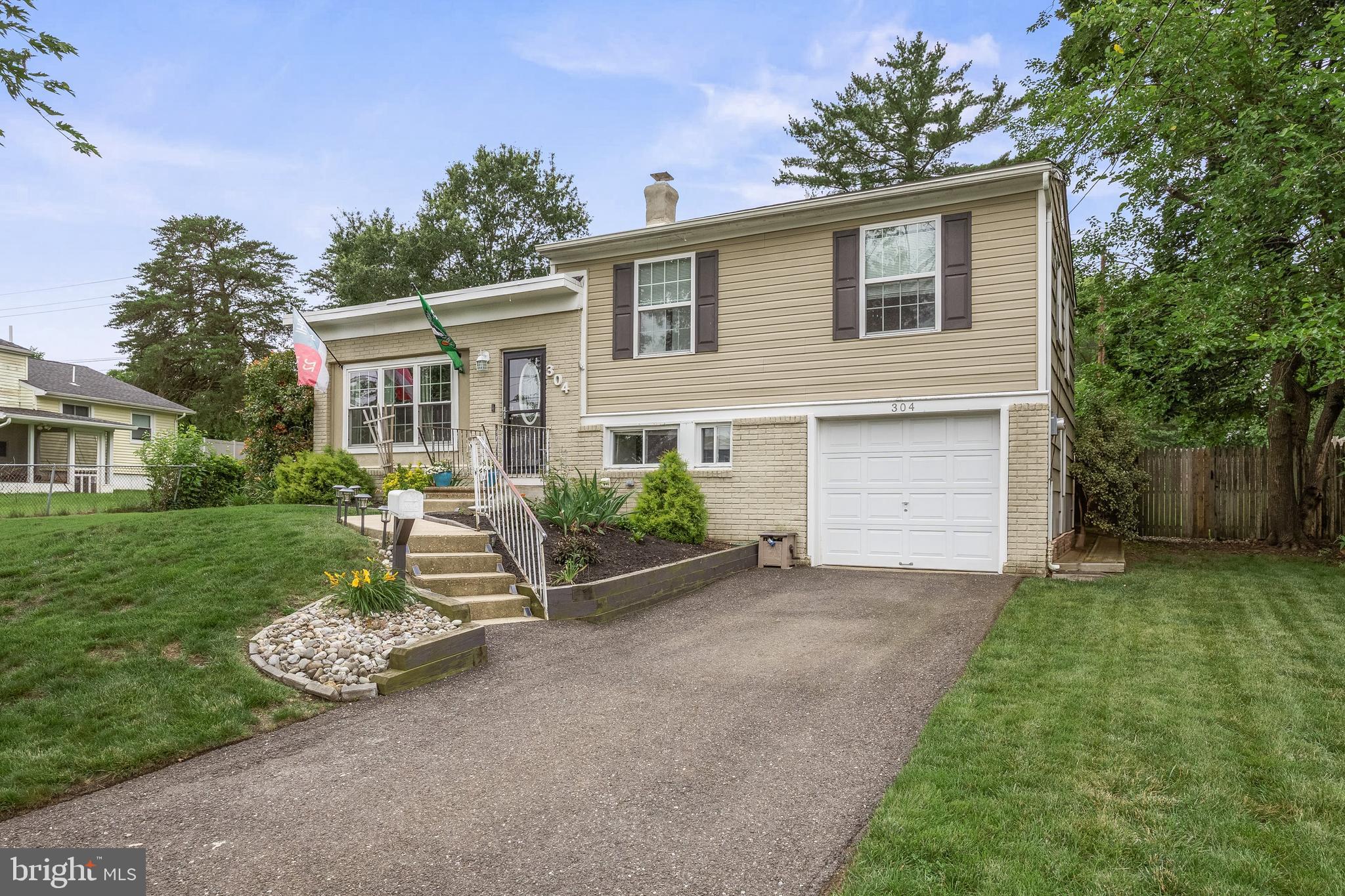 304 W MAIDEN LANE