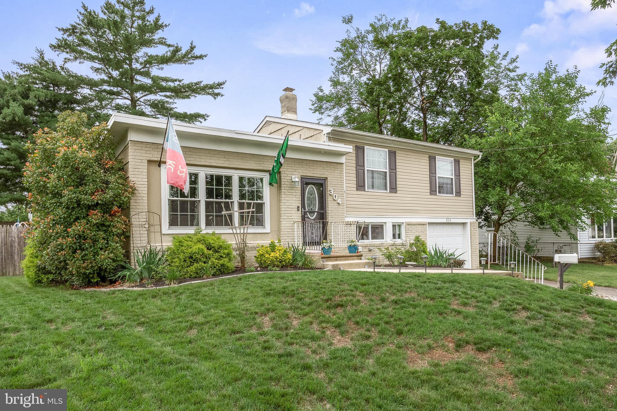 304 W MAIDEN LANE