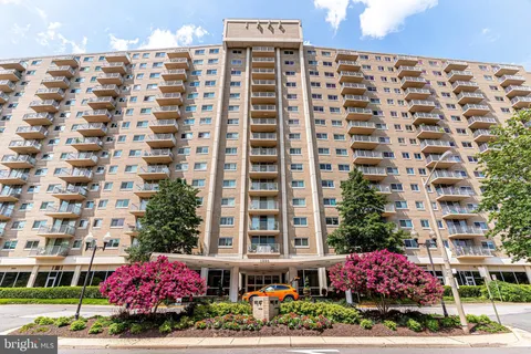 1225 Martha Custis Drive Unit 203, Alexandria, VA MLS: VAAX2051468