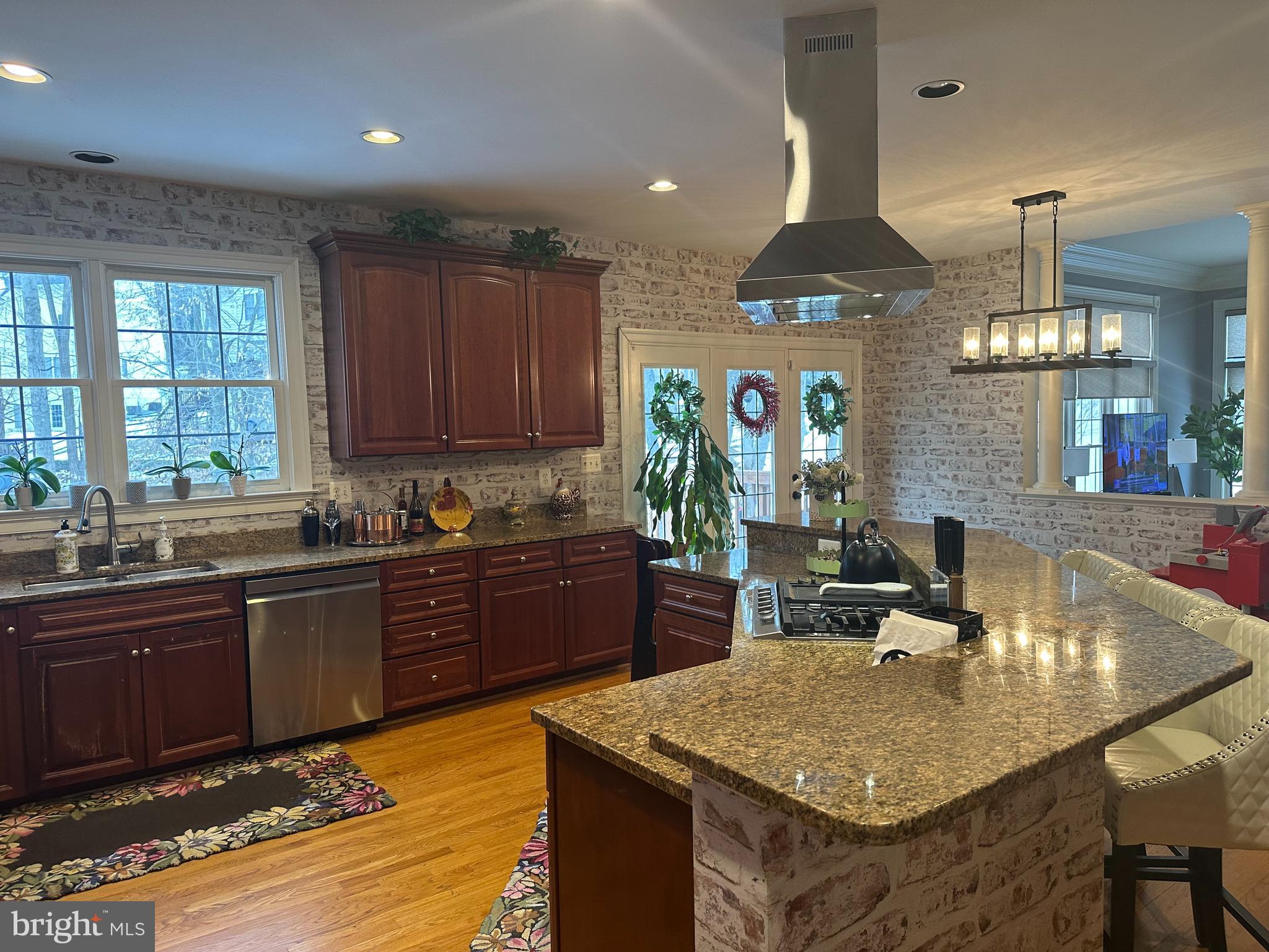 STONEWALL MANOR - Residential