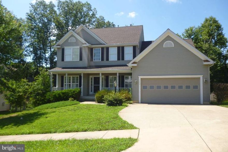 IMMACULATE HOME READY FOR YOUR FAMILY. FIRST FLOOR MASTER SECOND MASTER UPPER LEVEL GREAT LOCATION CLOSE TO DOWNTOWN AND SHOPPING.