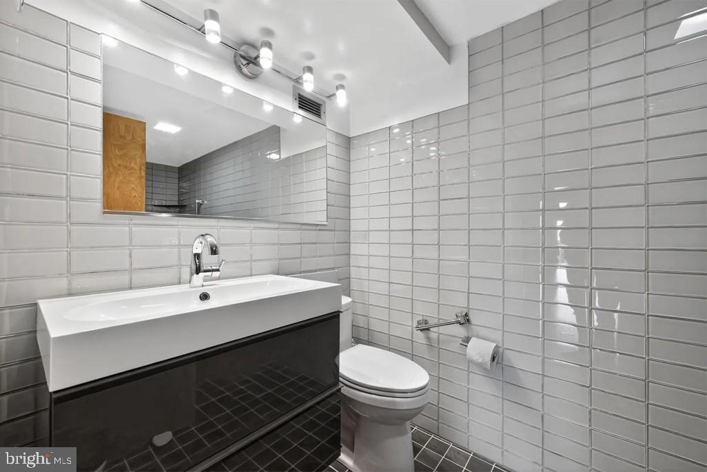 VALLEY FORGE TOWER - Residential