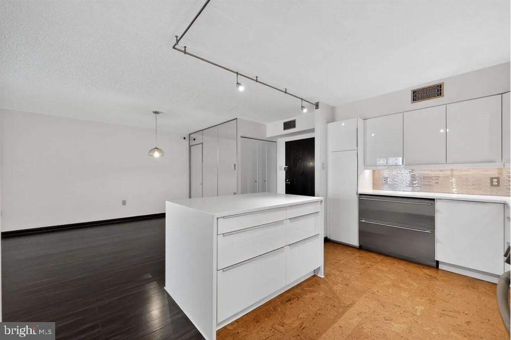 VALLEY FORGE TOWER - Residential