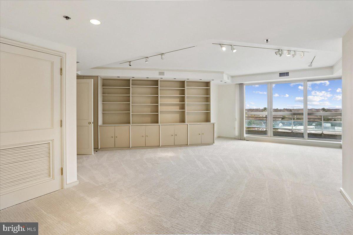 SOMERSET HOUSE - Residential